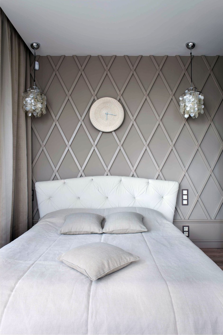 Зеркальные ромбы в интерьере спальни