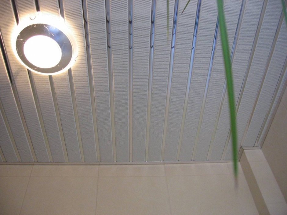 Светильники для реечного потолка в ванной