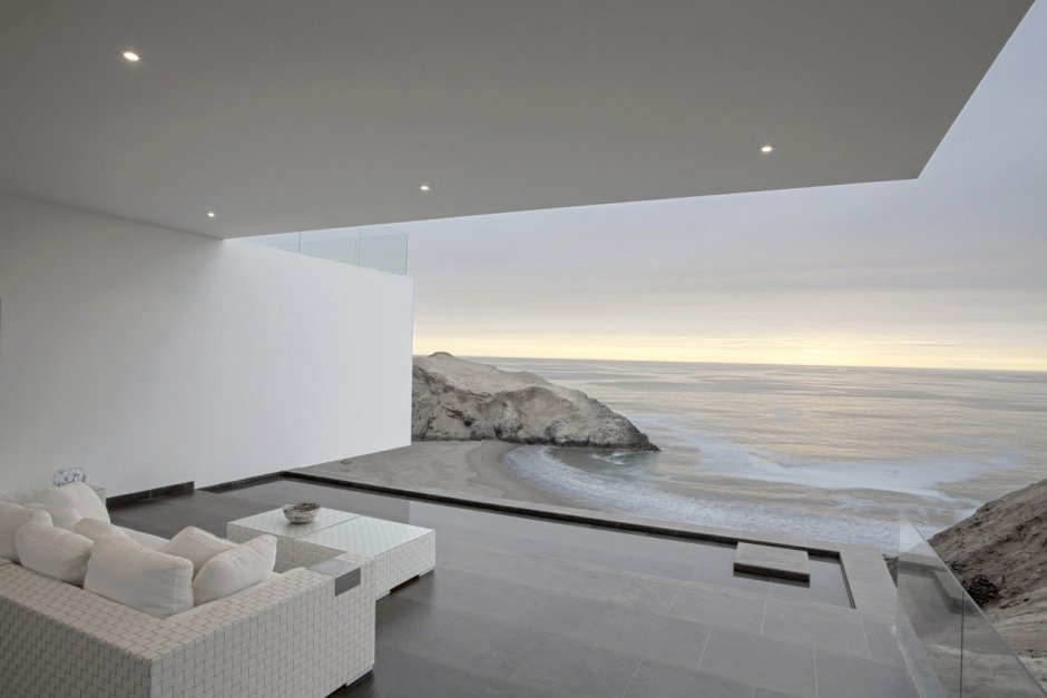 Дом на скале с видом на море