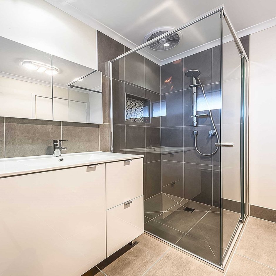 Ванная комната со стеклянной перегородкой