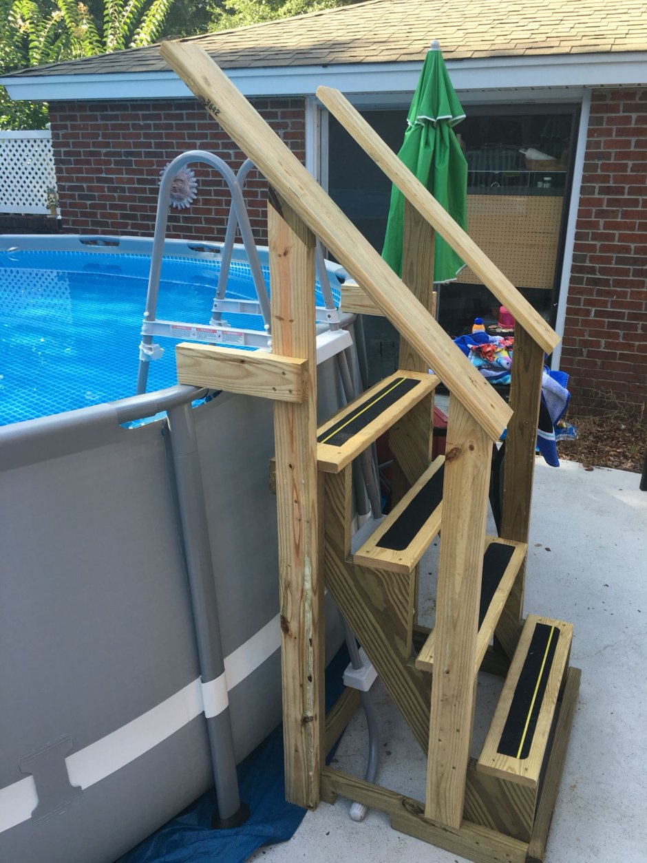 Деревянная лестница для бассейна