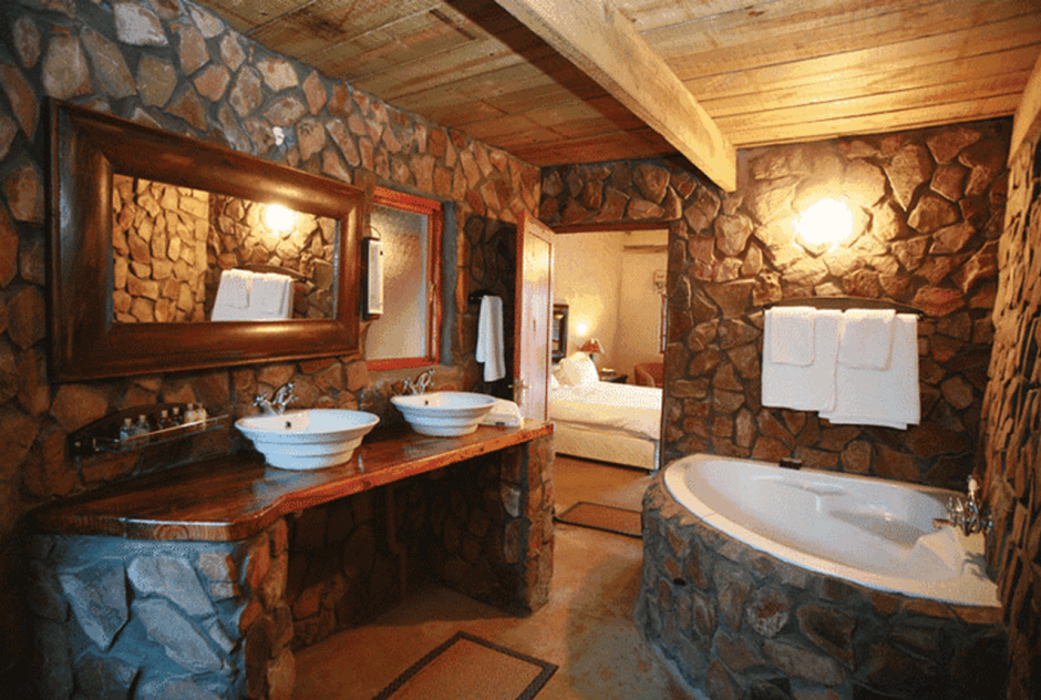 Ванная комната из камня и дерева