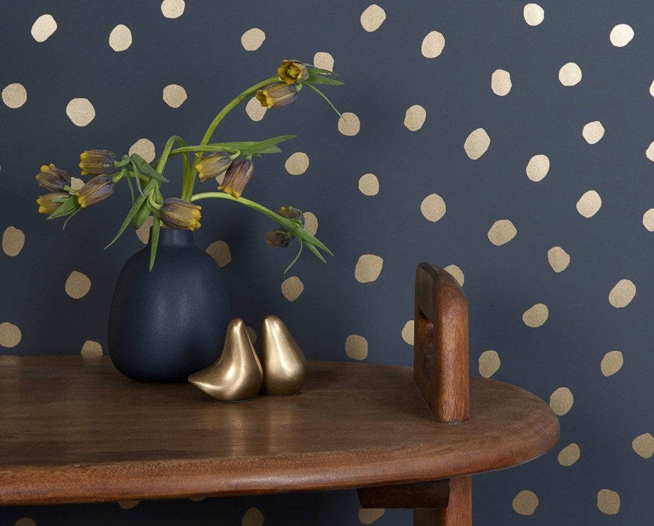 Обои в горошек на кухне