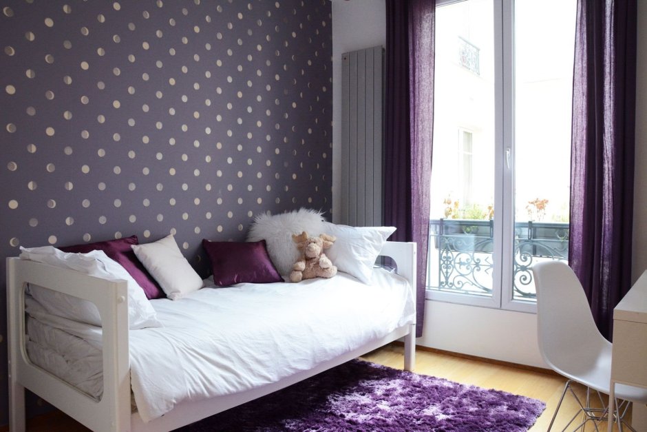 Обои в горошек в интерьере спальни