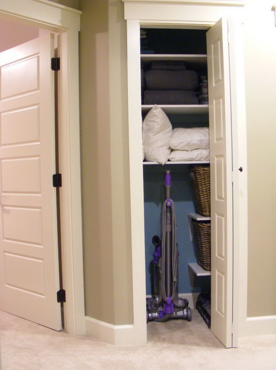 Узкая дверь в гардеробную