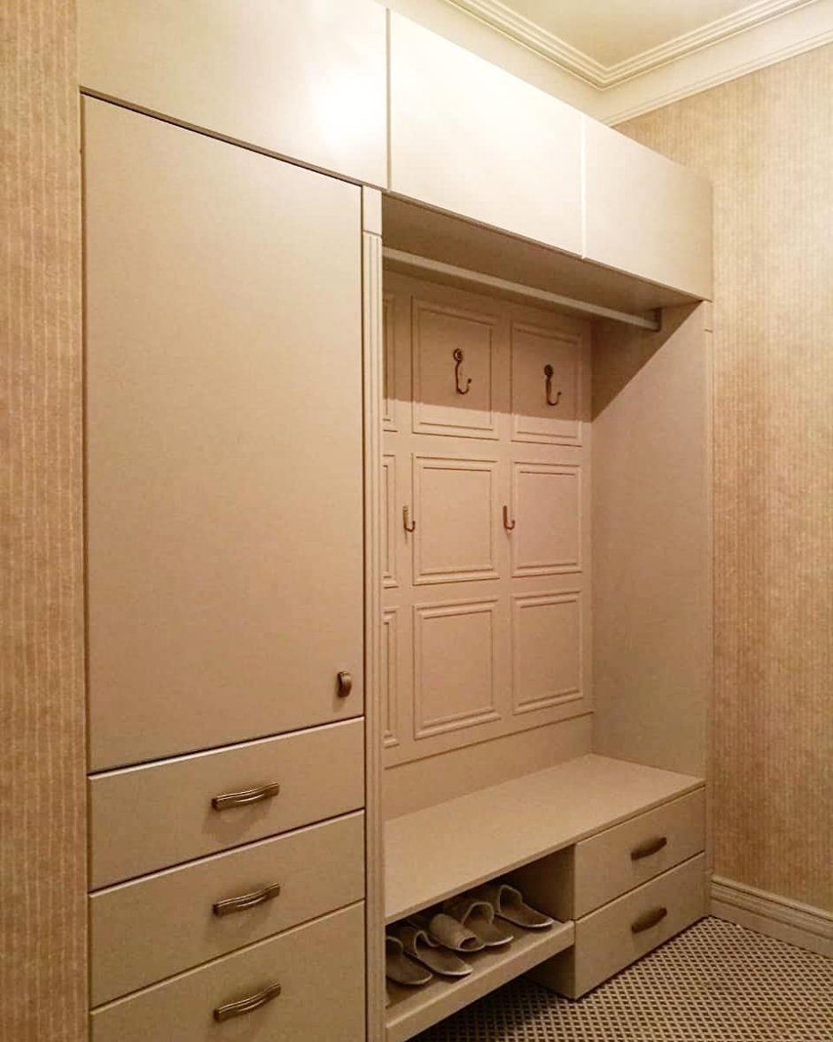 Прихожая со встроенным шкафом