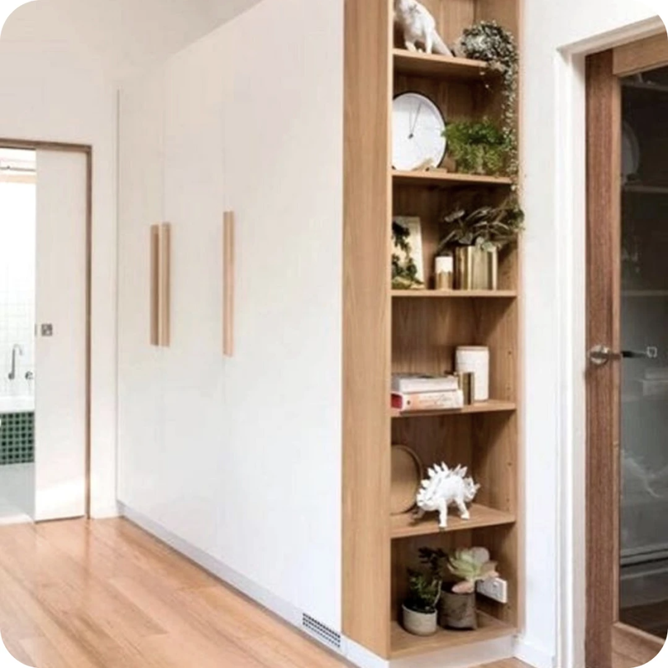 Шкаф с полками в торце