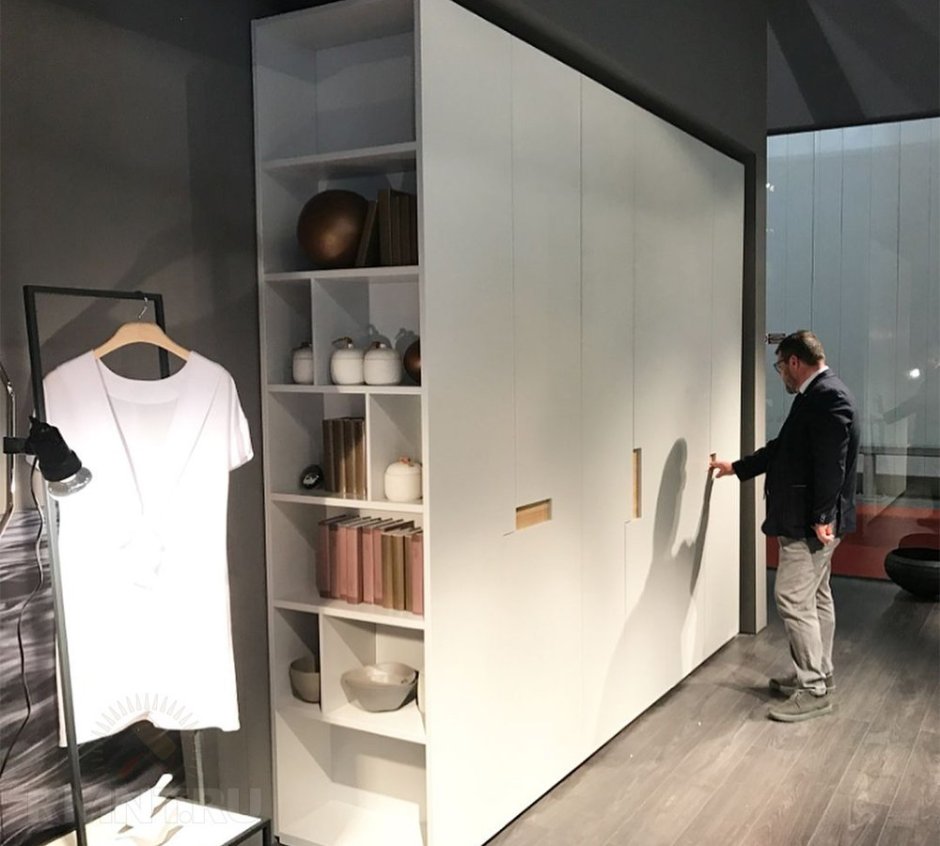 Шкаф в прихожей с торцевой полкой