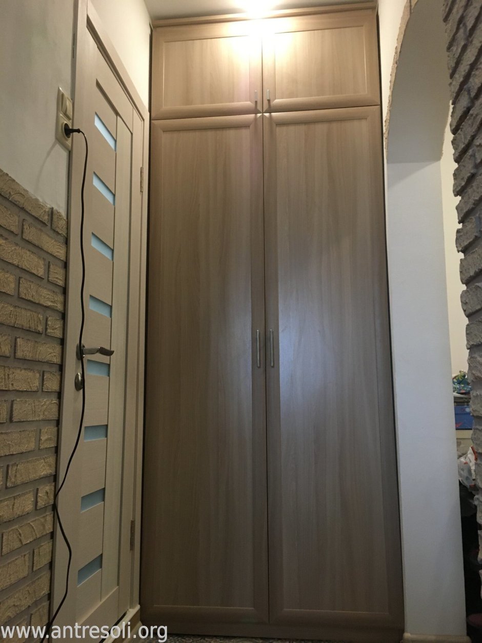 Встроенные шкафы в нишу в прихожей