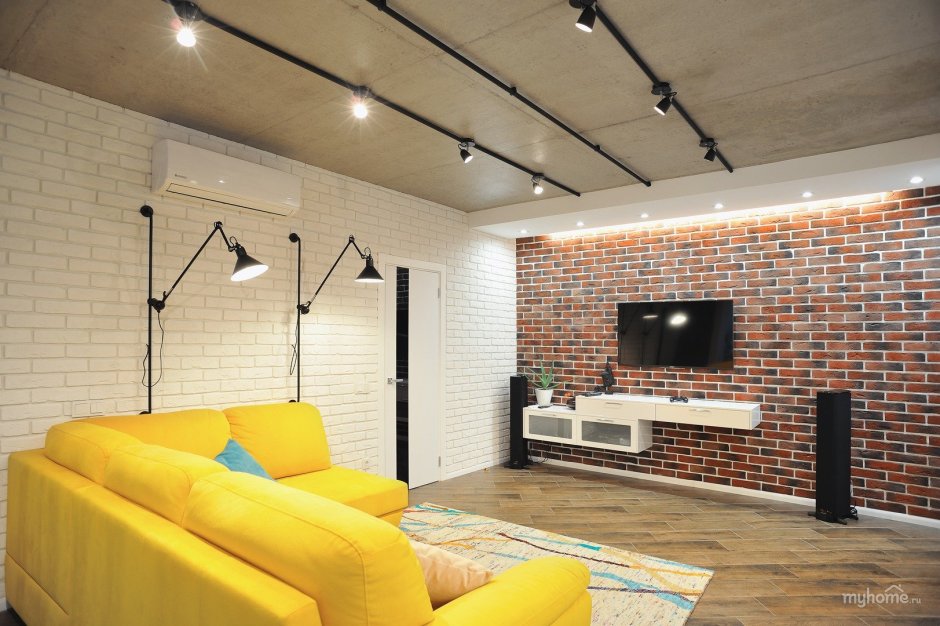 Гостиная лофт с желтым