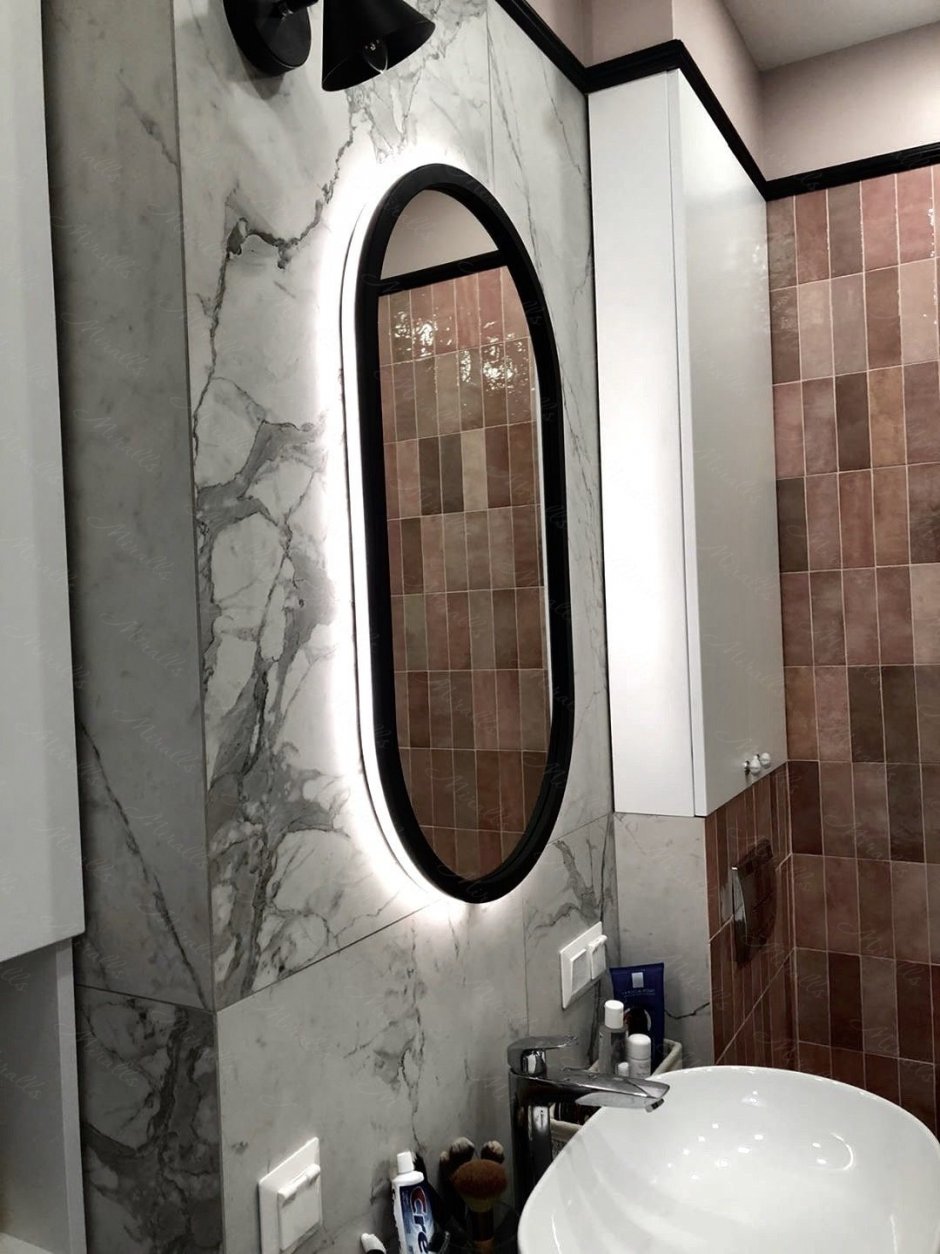 Овальное зеркало в ванной