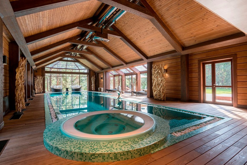 Шикарная баня с бассейном из дерева