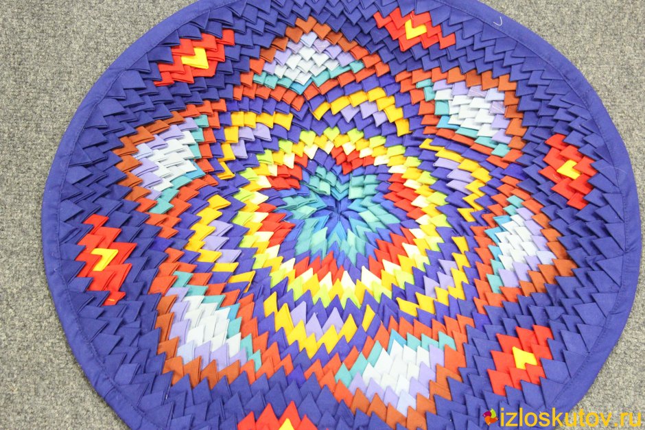 Коврик из лоскутков ткани