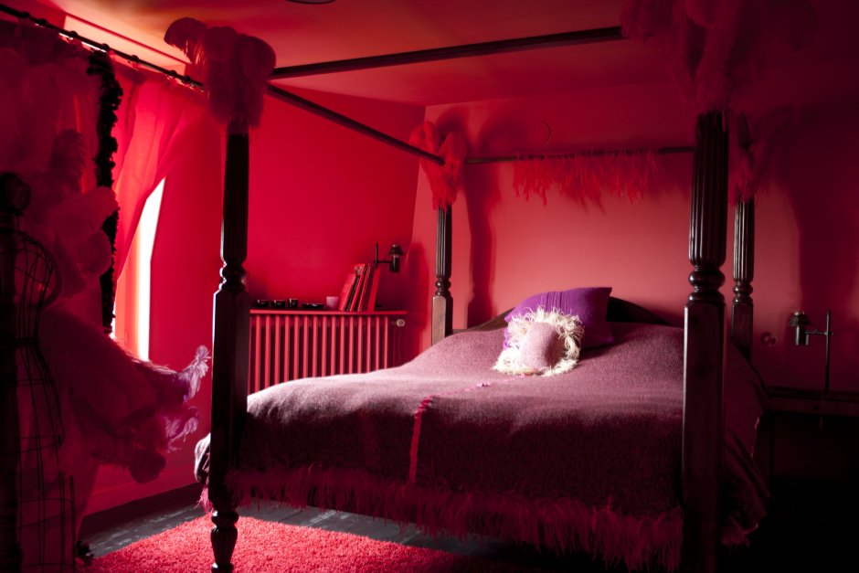 Комната с красной кроватью