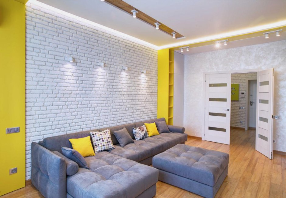 Гипсовая плитка в интерьере гостиной