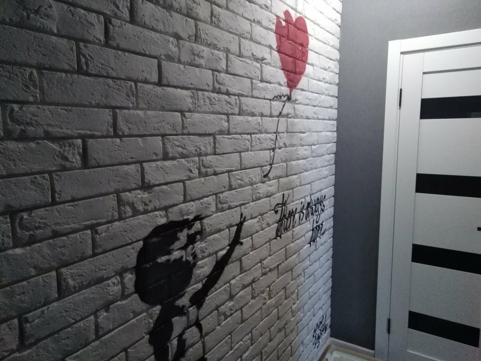 Декоративный кирпич для внутренней отделки в коридоре