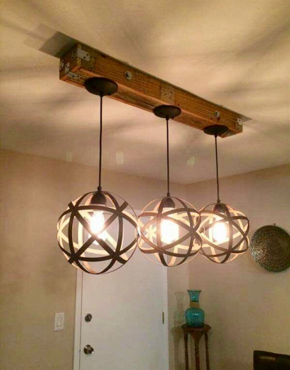 Люстра на деревянной балке