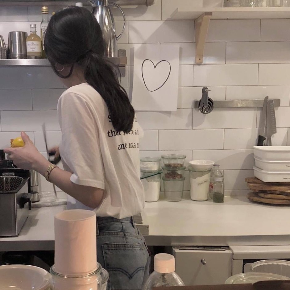 Кореянка на кухне