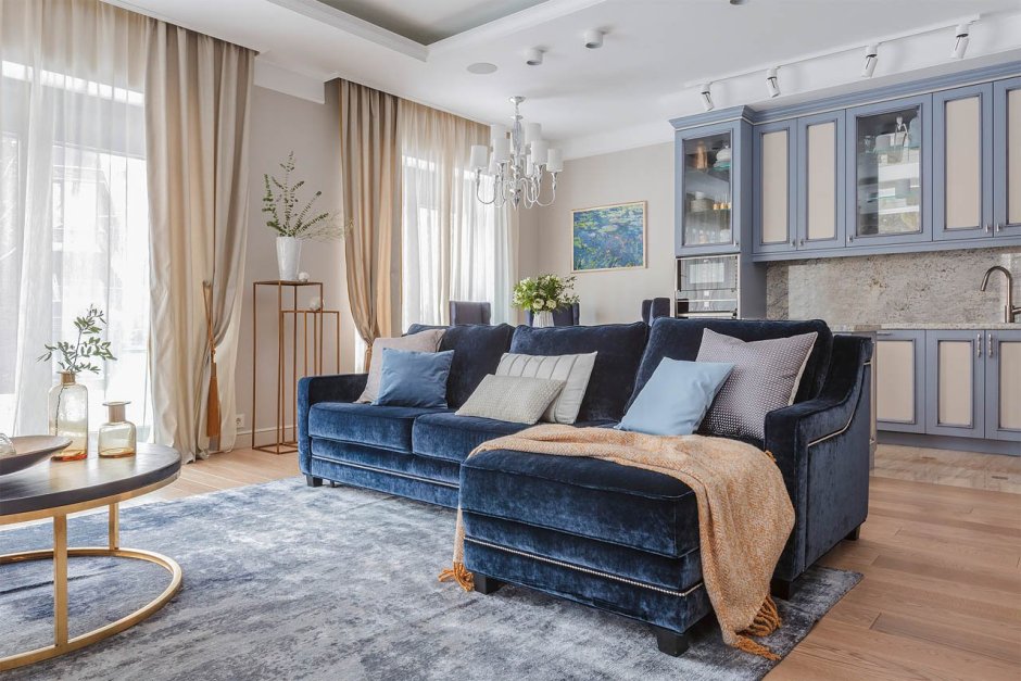 Синий угловой диван в интерьере гостиной