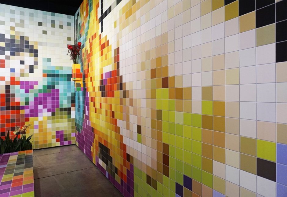 Пиксельная мозаика на стене