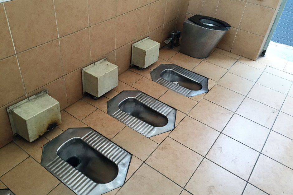 Китайский общественный туалет