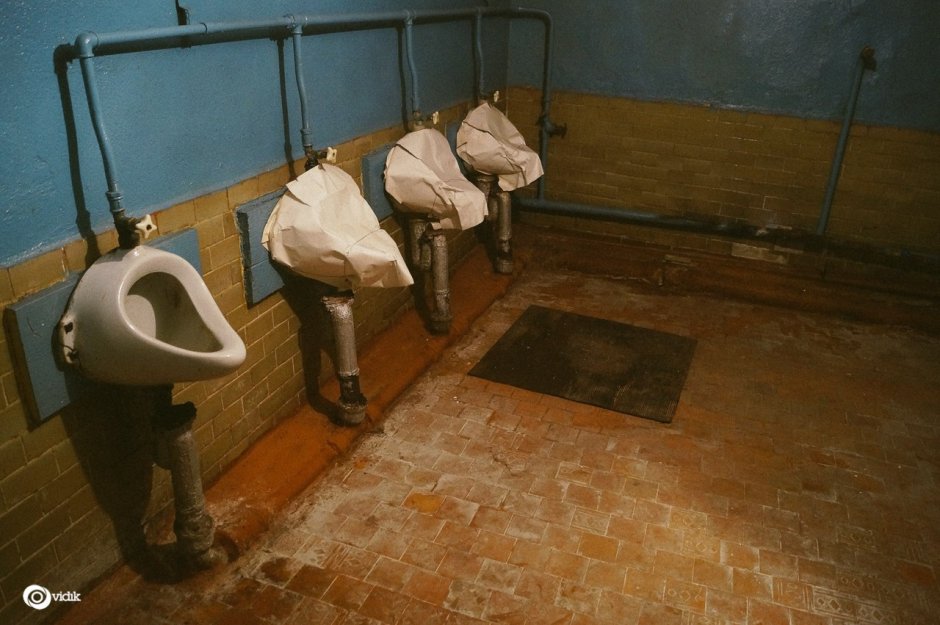 Грязный общественный туалет
