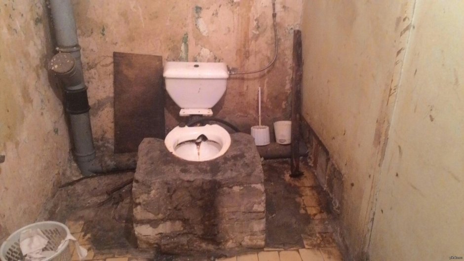 Туалет в общежитии грязный