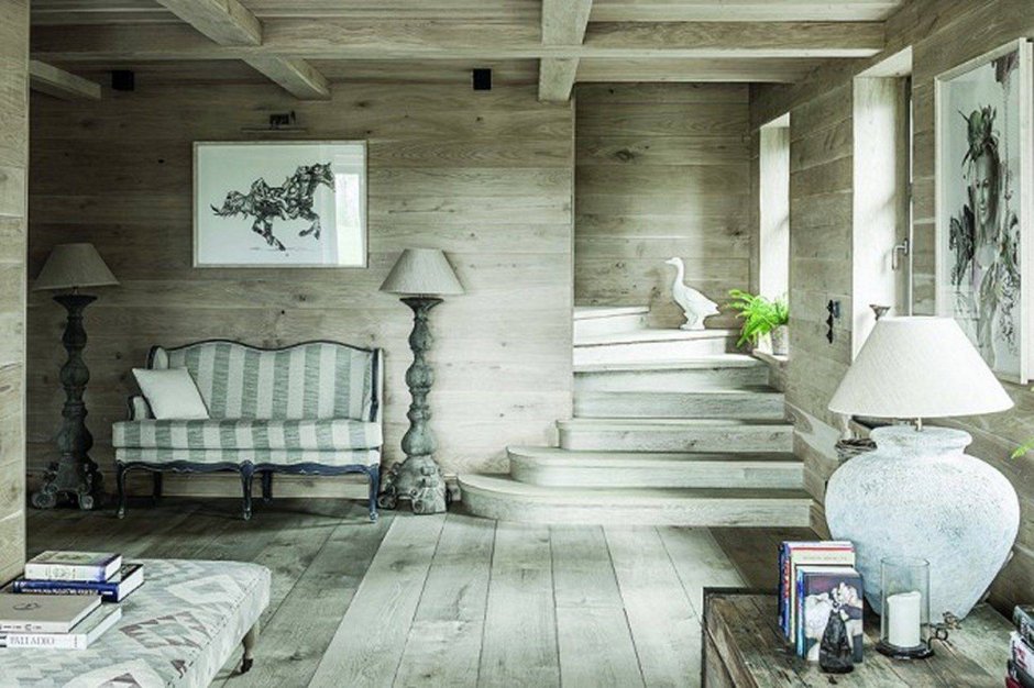 Беленые стены в деревянном доме
