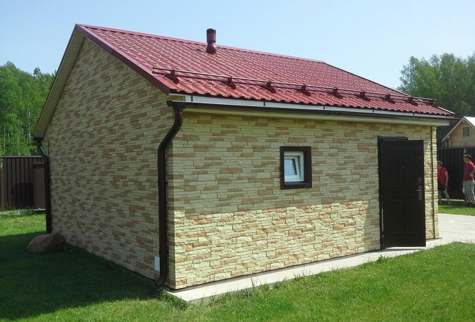 Красивый сарай из кирпича