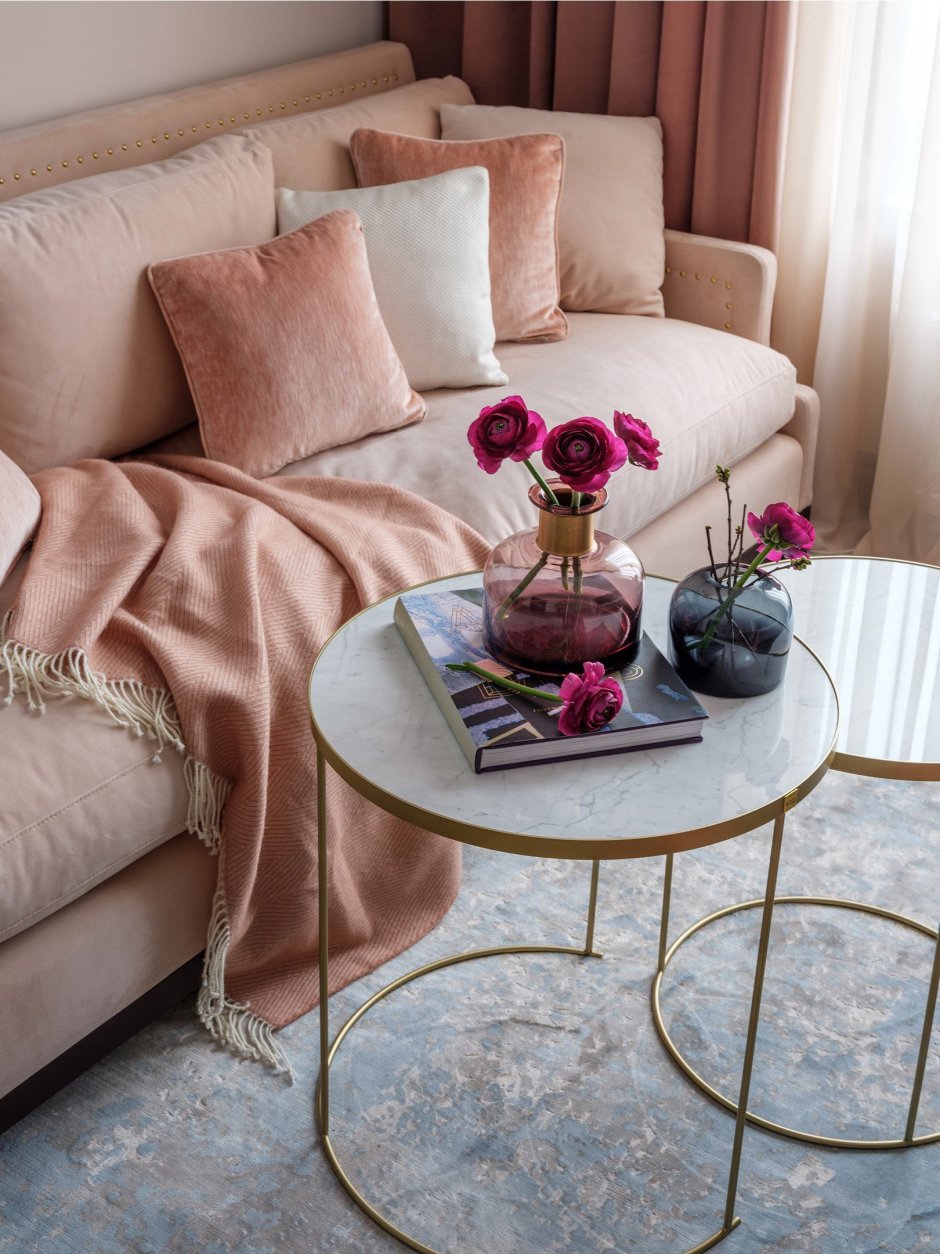 Пыльно розовый диван