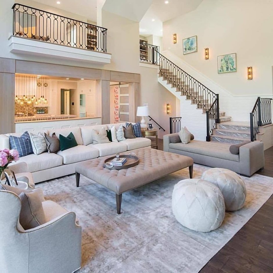 Красивая гостиная в доме современная