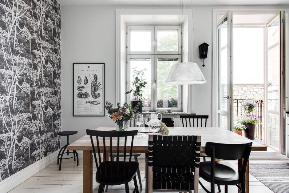 Акцентная стена на кухне у стола в скандинавском стиле