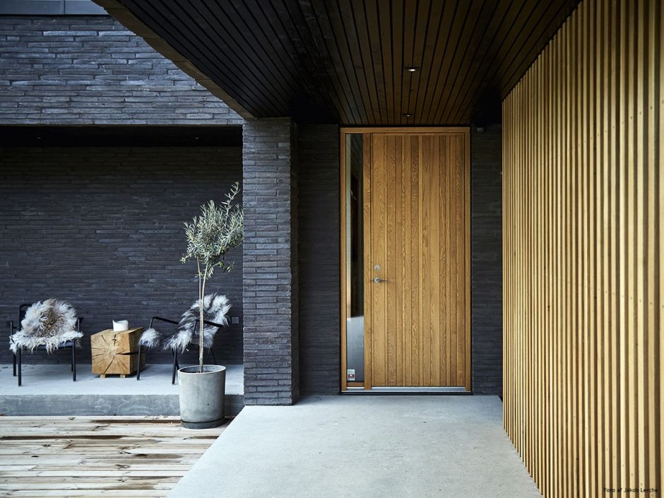 Входная дверь с рейками