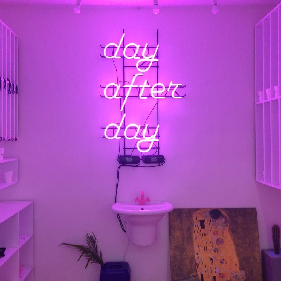 Фиолетовые украшения в комнату