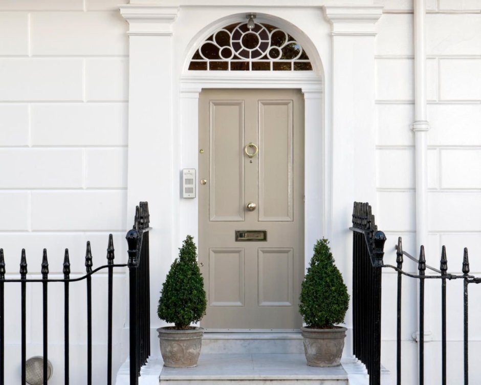 Входные двери в американском стиле