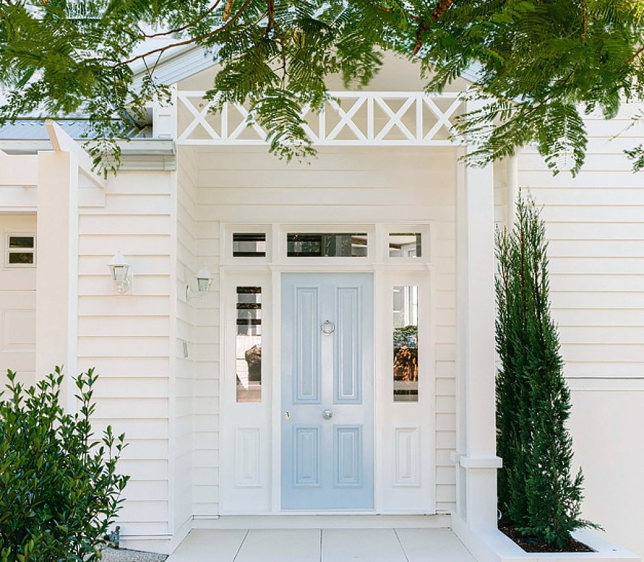 Белая входная дверь в дом