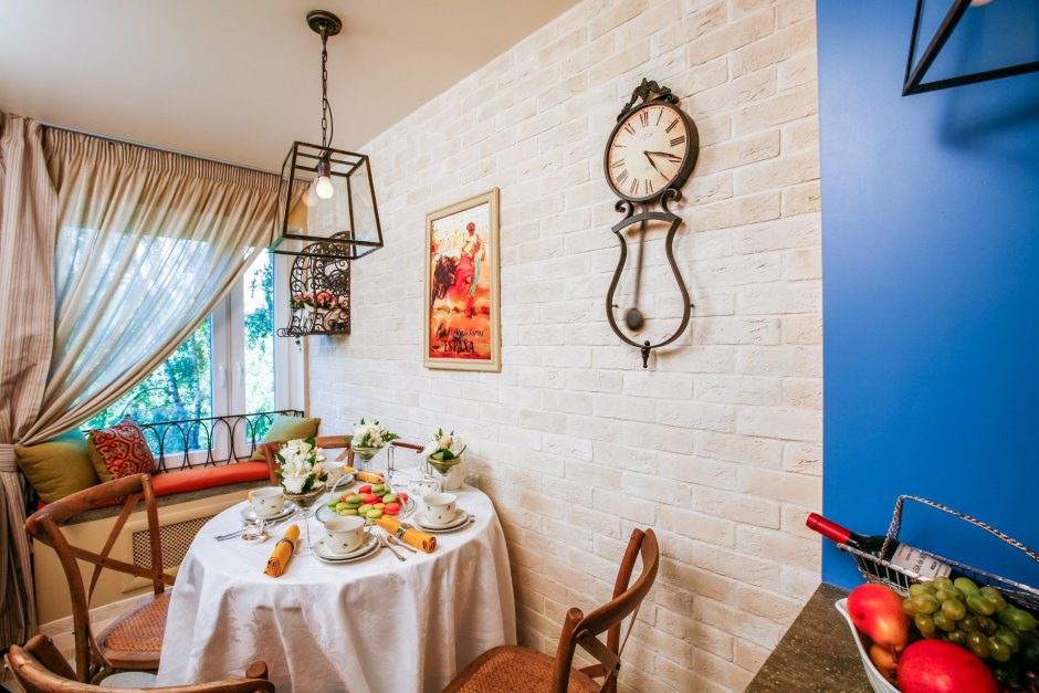 Декор белой кирпичной стены на кухне