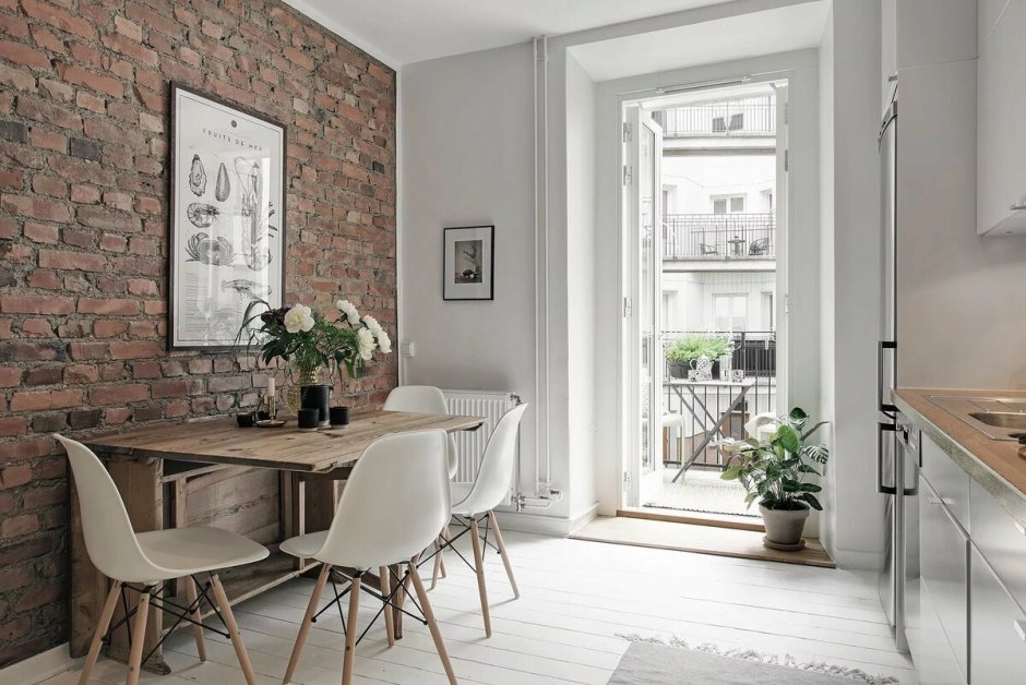 Обеденная зона с кирпичной стеной