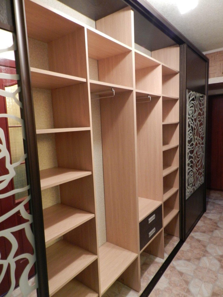 Встроенный шкаф в длинный коридор