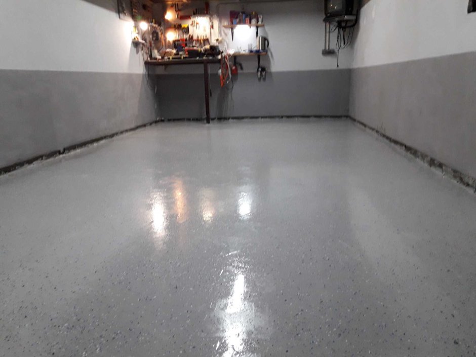 Обеспылить бетонный пол в гараже