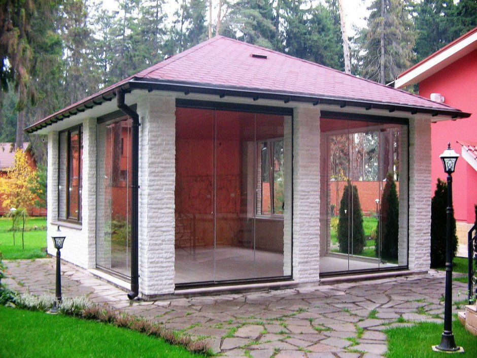 Беседка кирпичная застекленная