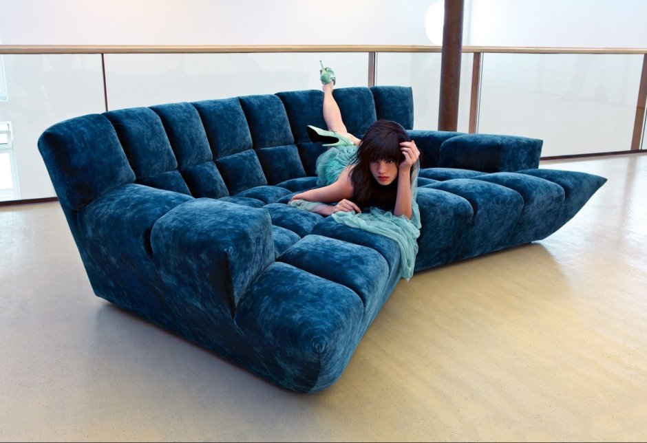 Широкий мягкий диван
