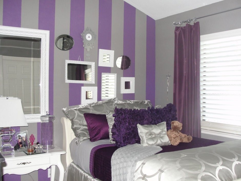 Фиолетовые стены в комнате