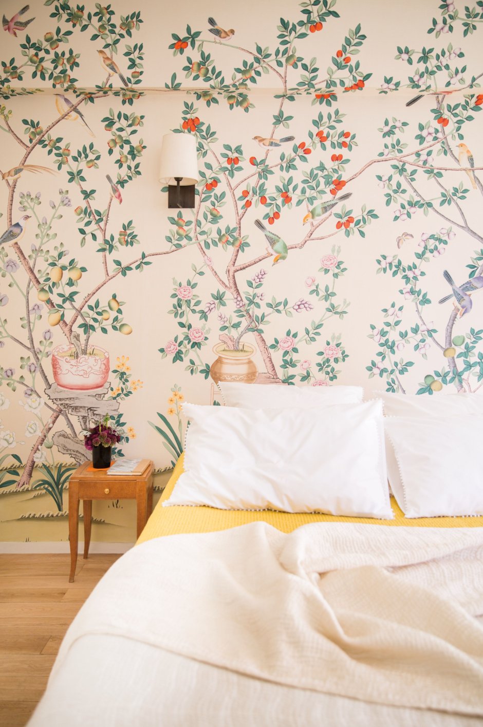 Спальня с цветочным принтом на стене
