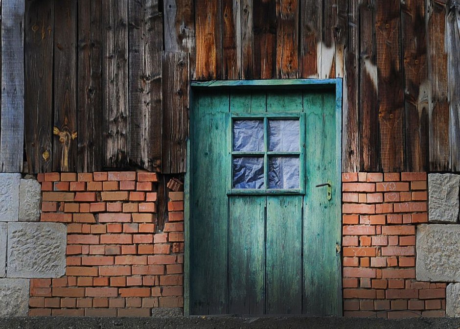 Старая деревянная дверь в подъезде