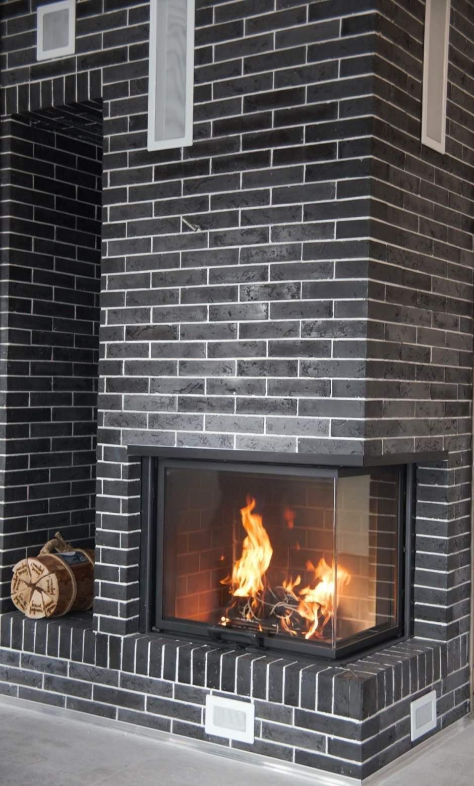 Камин из серого кирпича