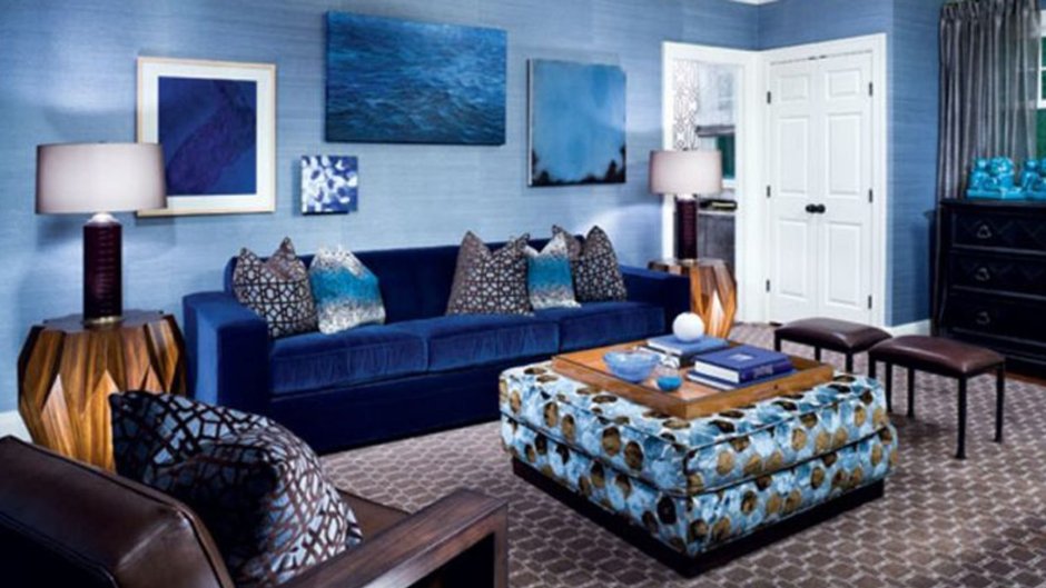 Синяя гостиная с белой мебелью
