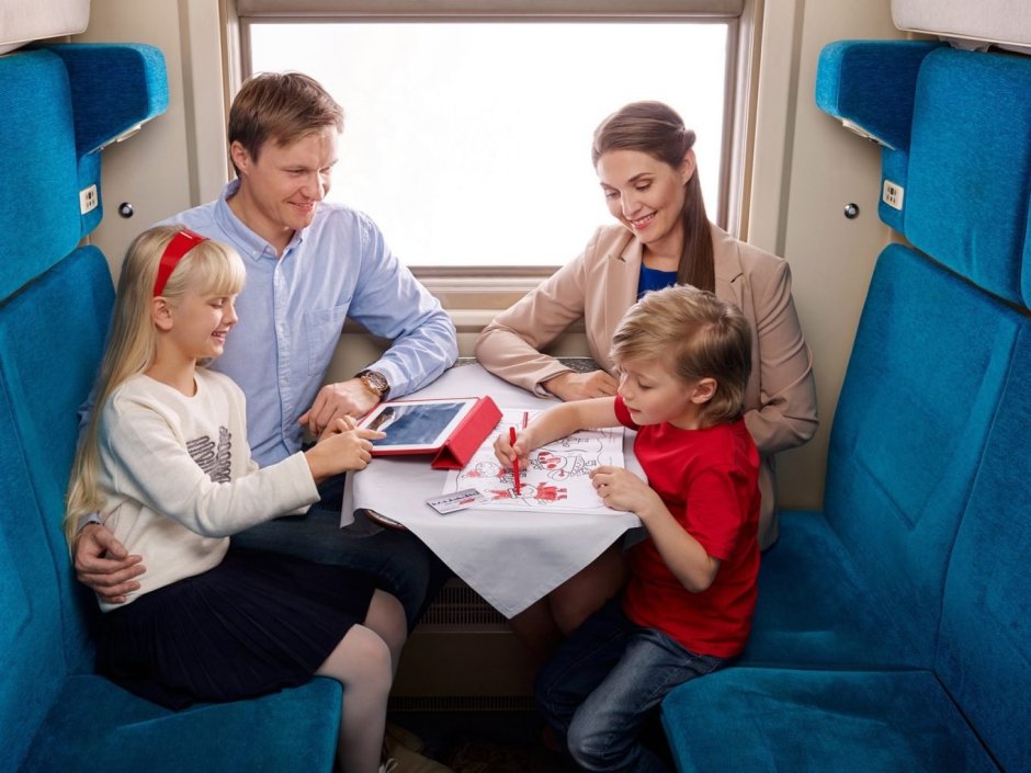 Семья в поезде