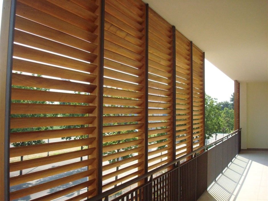 Деревянные жалюзи на веранду