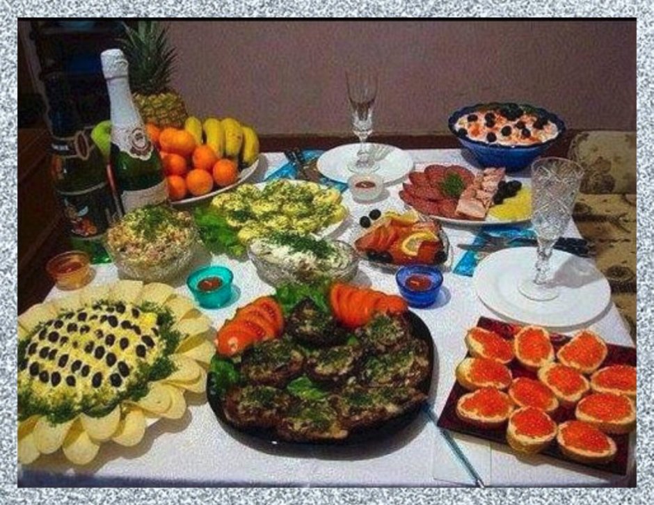 Скромно накрытый стол